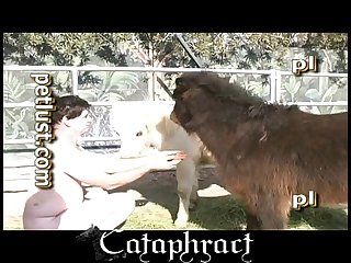 Elle Couche Avec Son Chien